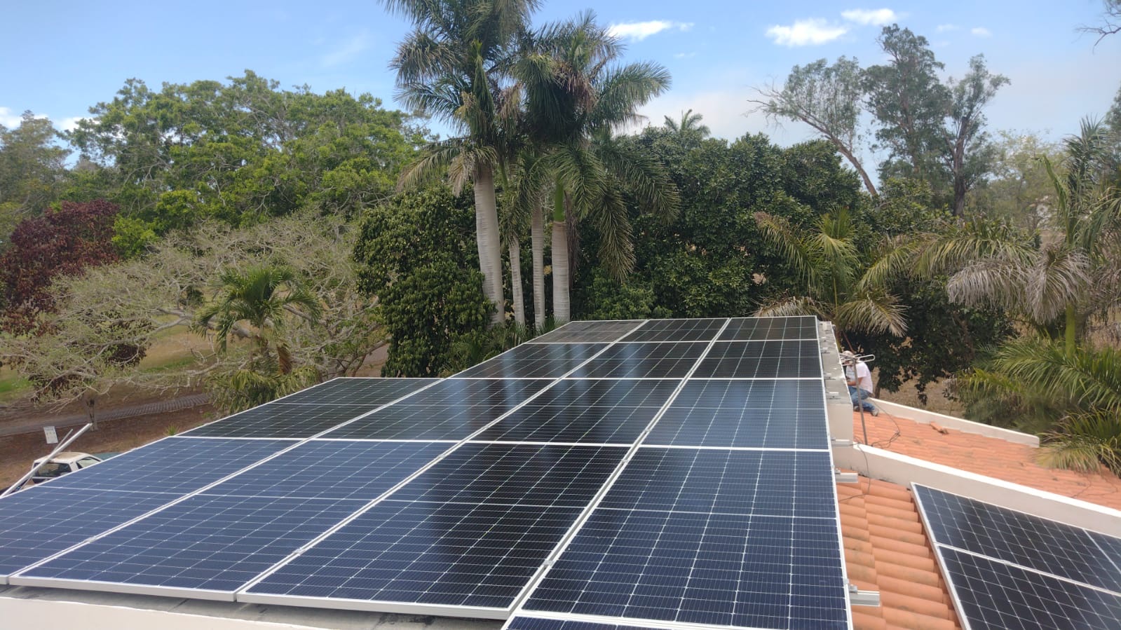 Instalación de paneles solares en techo en Tampico por Ecolux