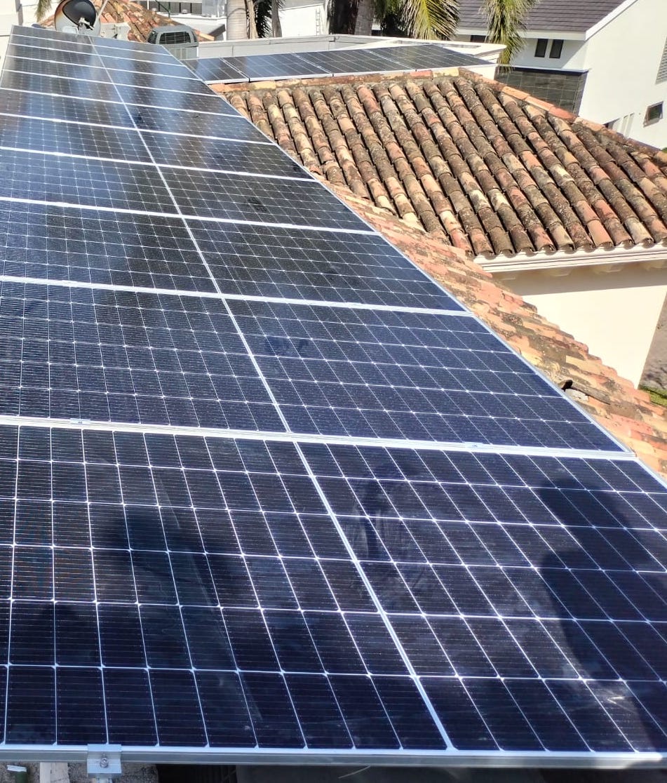 Detalle de panel solar fotovoltaico instalado por Ecolux