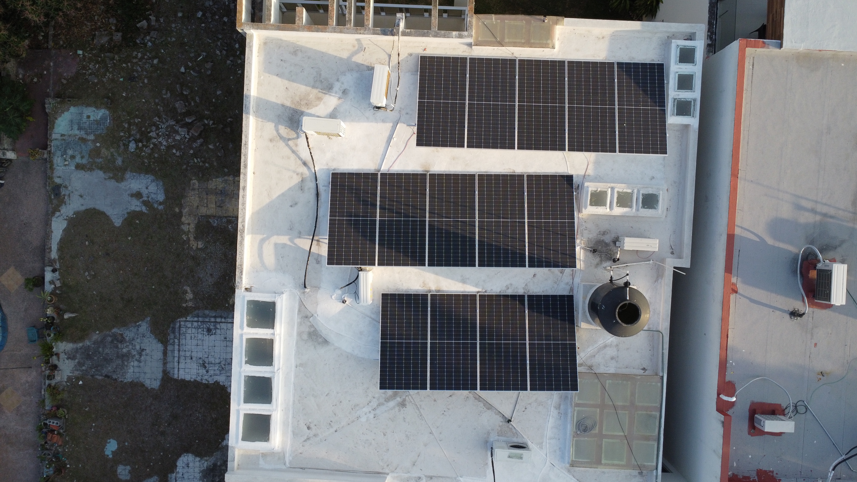 Instalación de paneles solares en casa residencial en Tampico