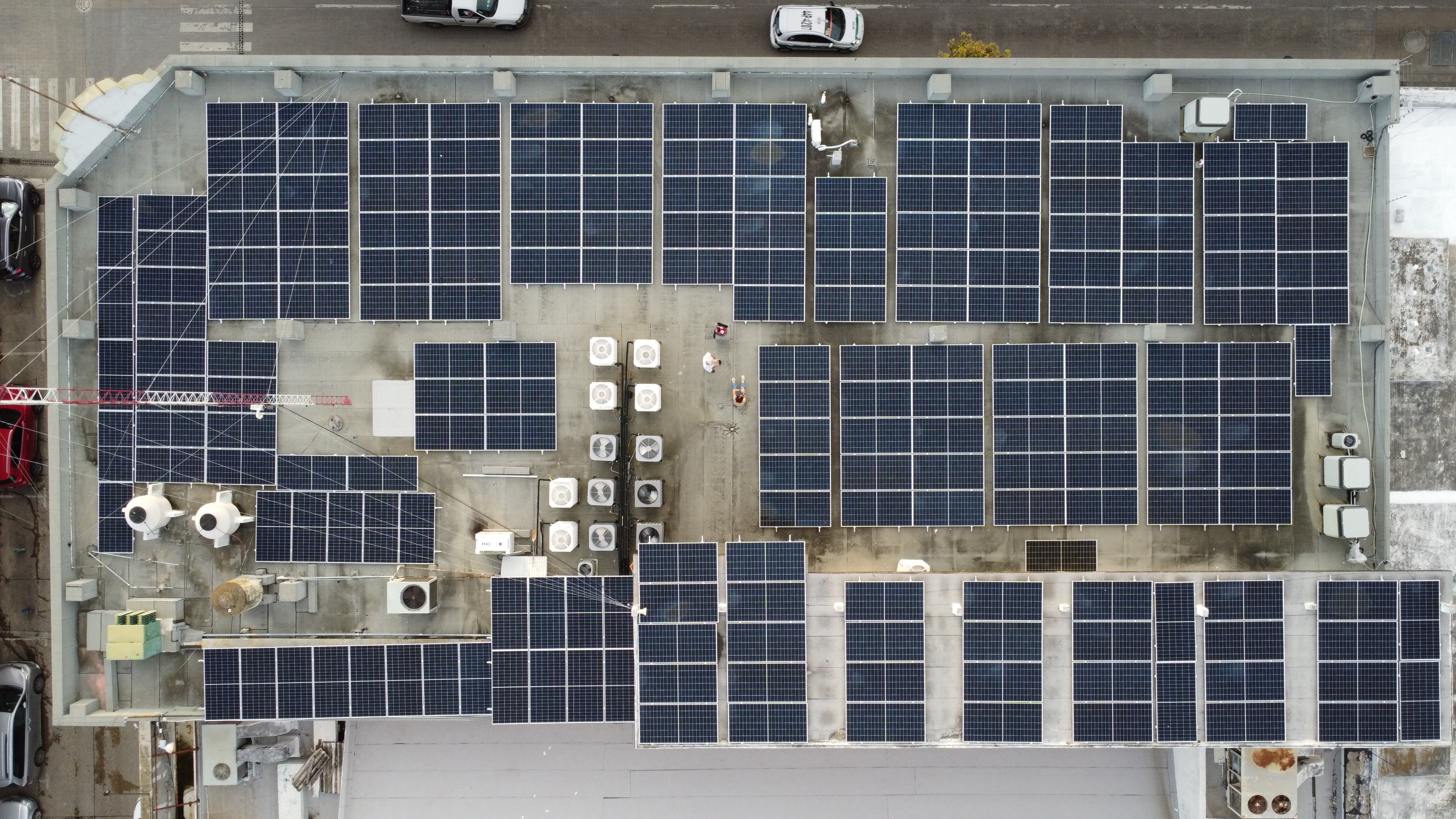 Sistema solar industrial instalado en Altamira por Ecolux