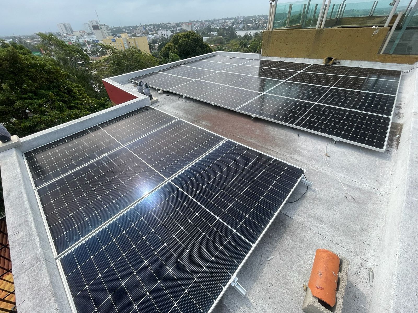 Equipo de Ecolux durante una instalación de paneles solares